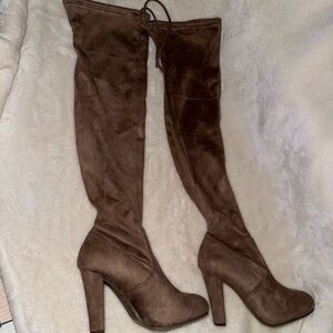 Knee high boots with heel